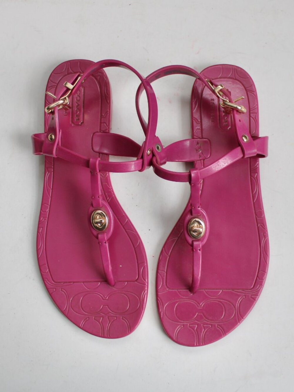 Coach Jelly Pink Pier Classic Gold Turnlock Accent Thong Sandals Size 6